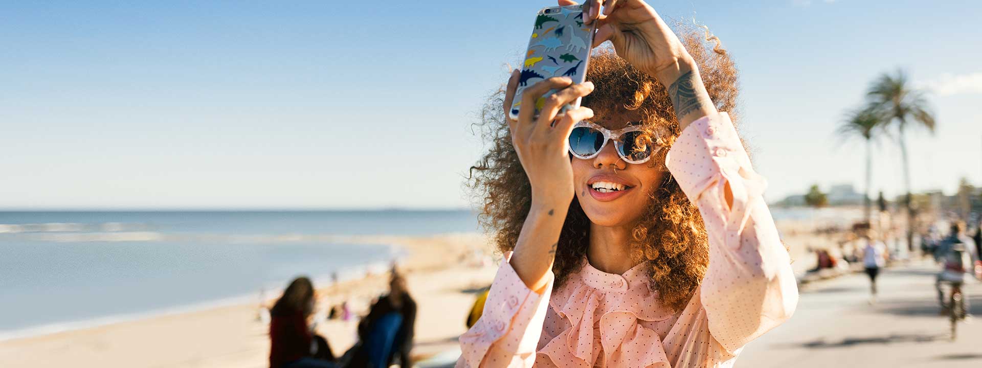 Mujer en la playa tomandose una selfie