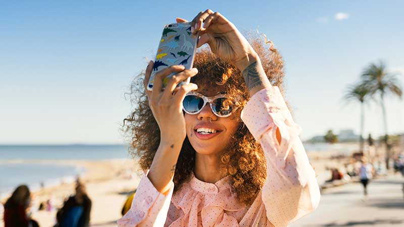 Mujer en la playa tomandose una selfie