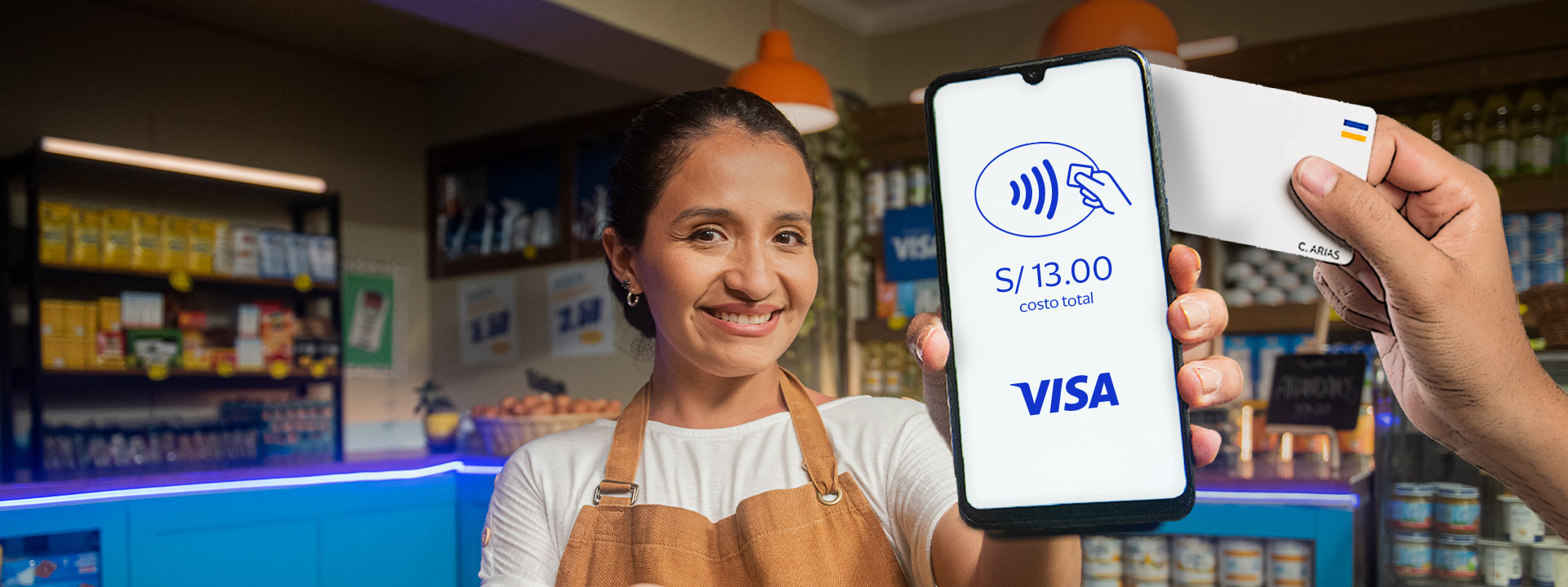 Mujer recibiendo pagos con la tecnología Tap to Phone en su celular