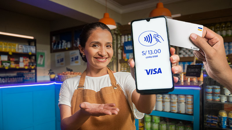 Mujer recibiendo pagos con la tecnología Tap to Phone en su celular