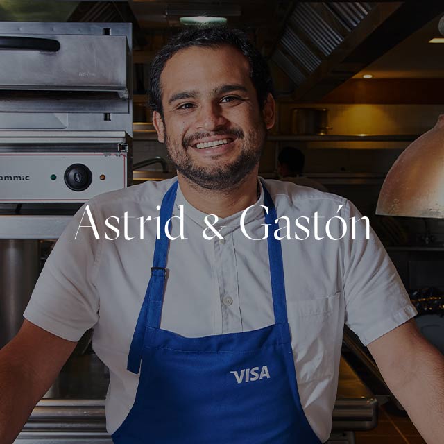 Chef sonriente de Astrid & Gastón