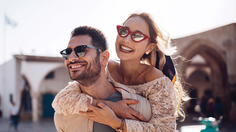 Pareja feliz abrazados de viaje